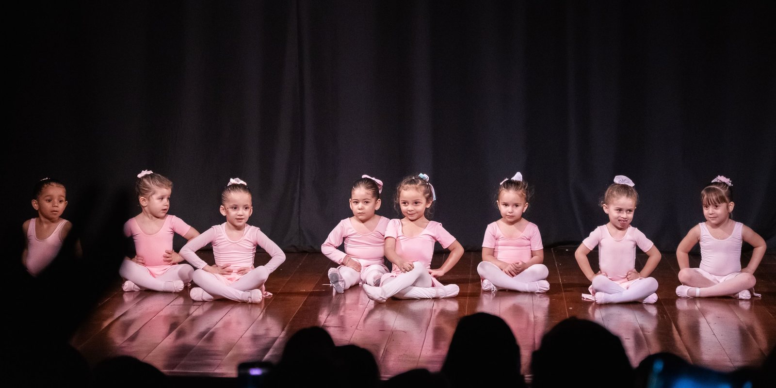 Pequenas bailarinas sentadas no palco durante a Aula Show