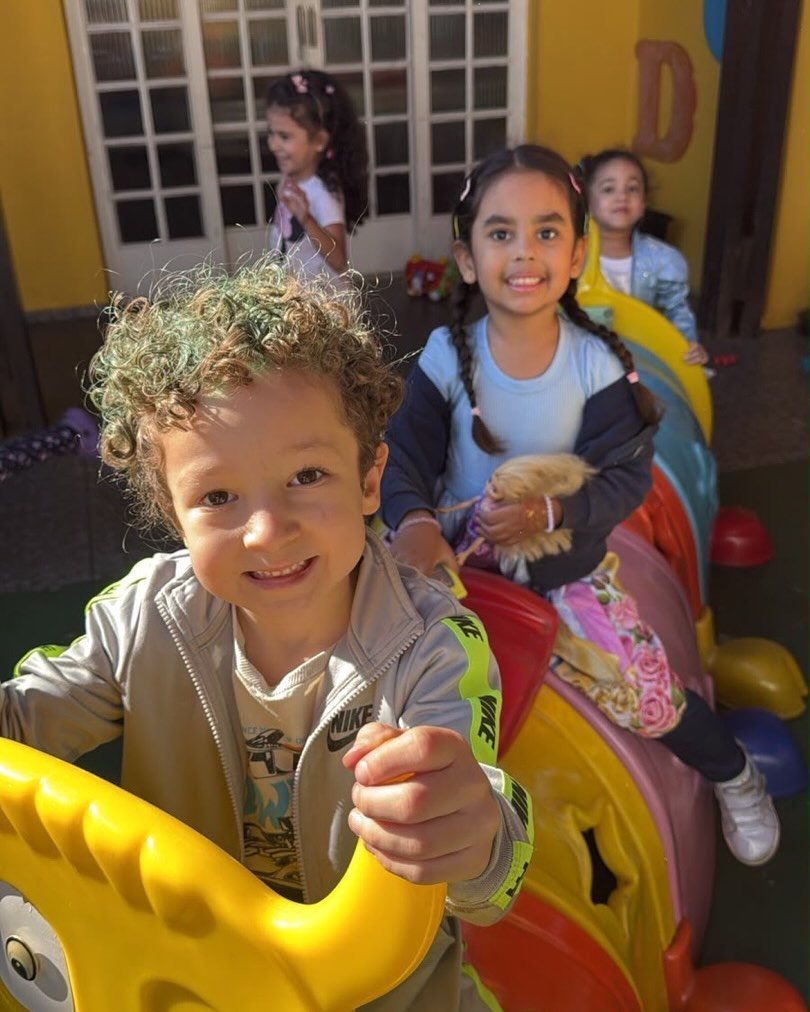 Crianças no escorregador do parque infantil