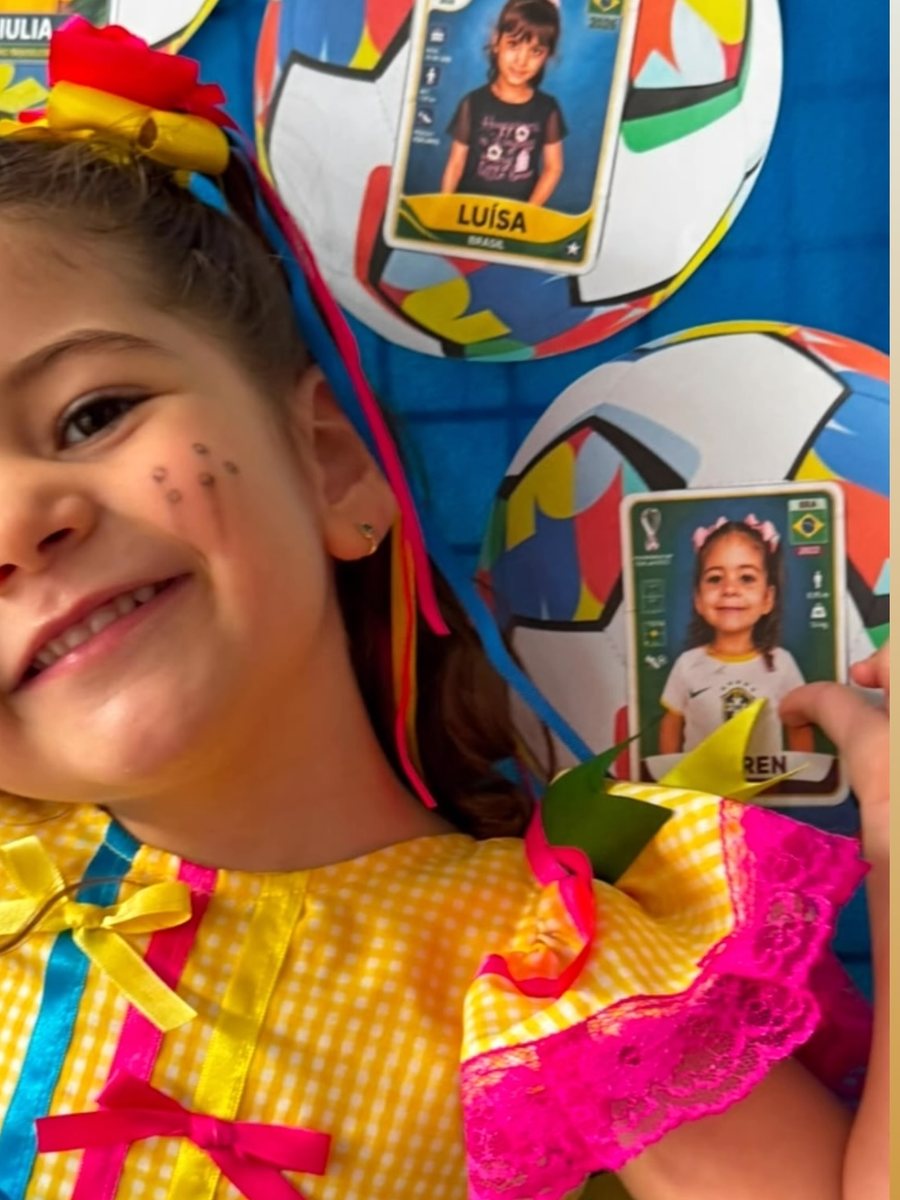 Aluna sorrindo com vestido de festa junina