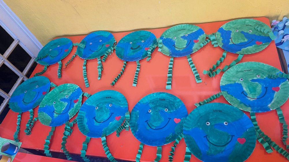 Planetas de papel expostos sobre a mesa vermelha