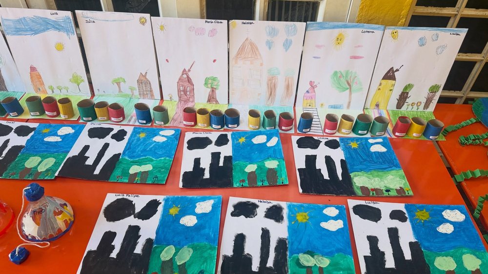 Desenhos das crianças e garrafas recicladas na exposição