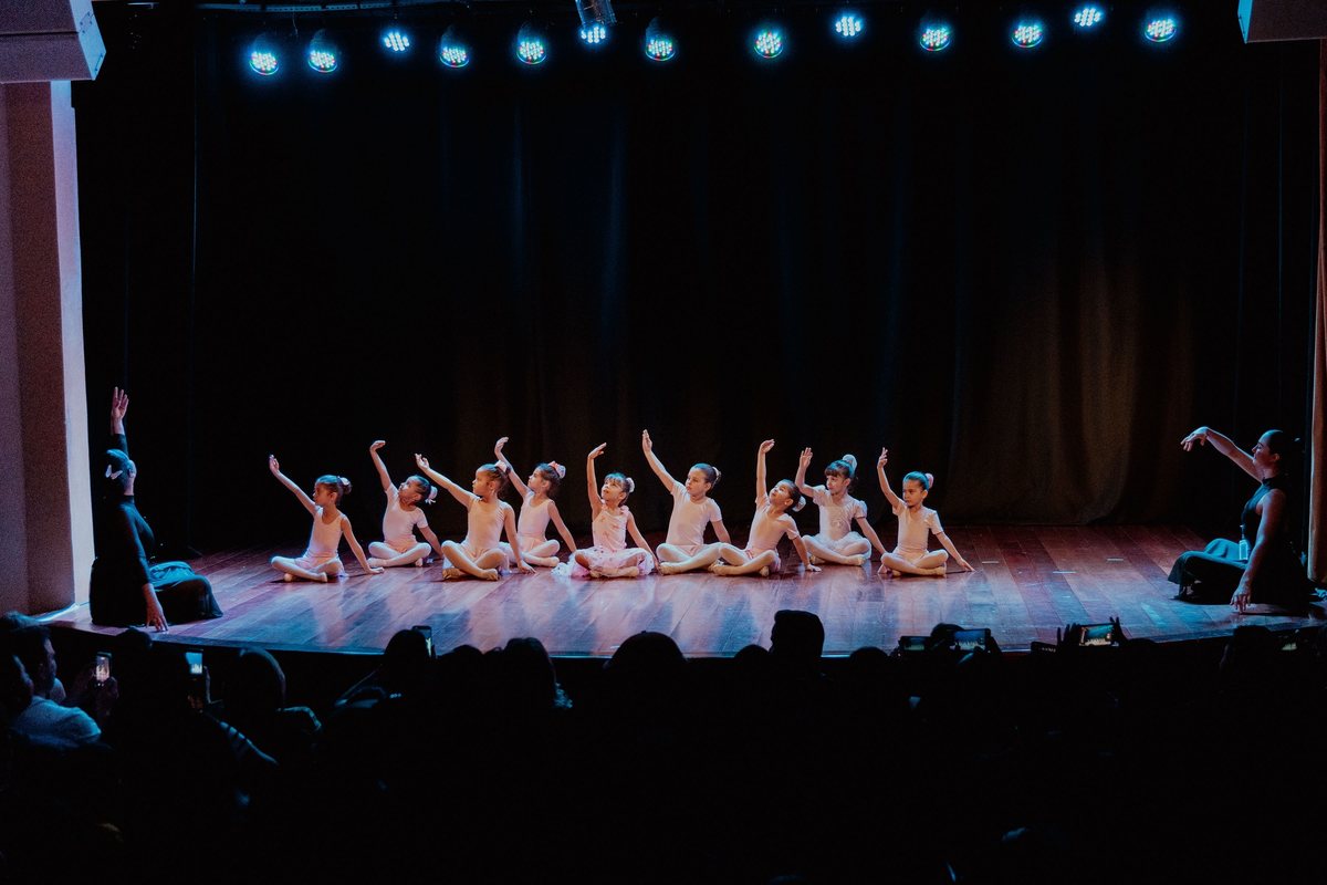 Bailarinas no palco durante a Aula Show